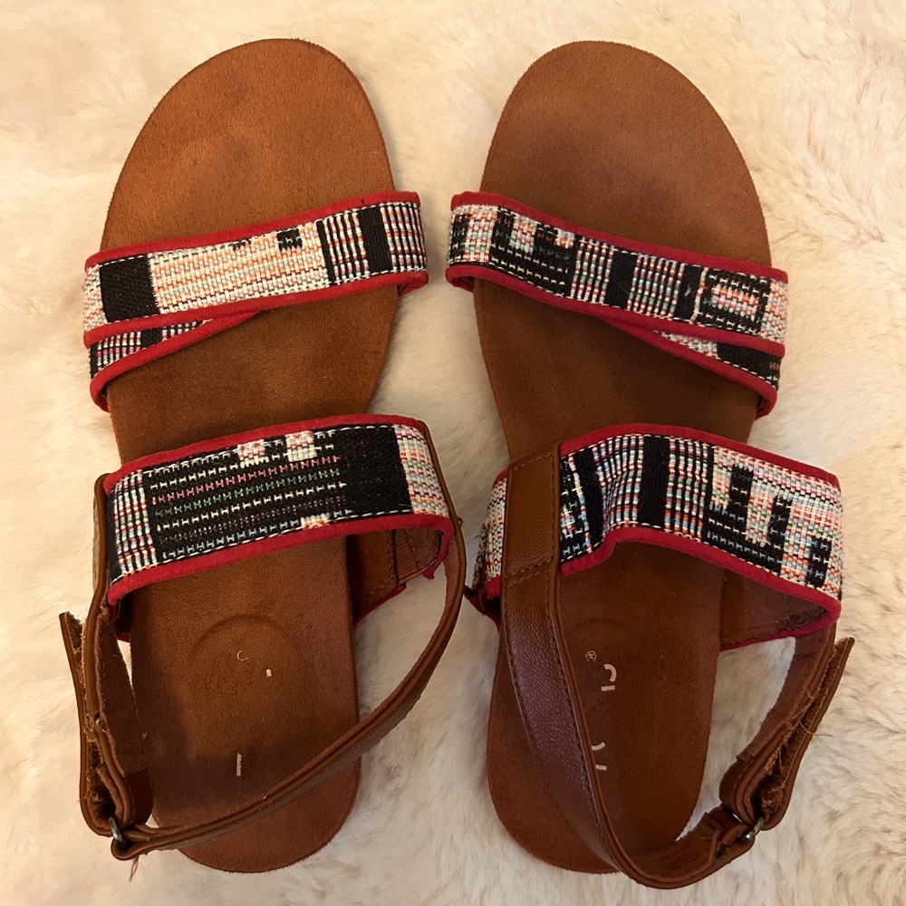 Tom’s sandals. Size 8.